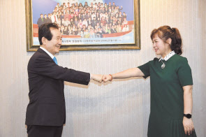 주먹 악수를 하는 정세균(왼쪽) 총리와 이자연 대한가수협회 회장. [가수협 제공]