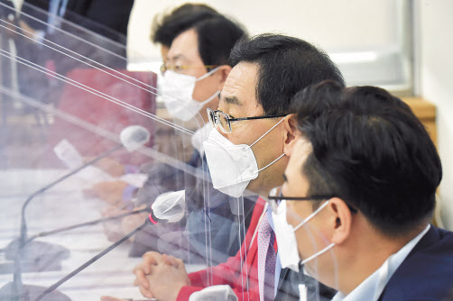 김태년 더불어민주당 원내대표가 15일 국회에서 열린 원내대책회의에서 발언하고 있다(윗쪽). 주호영 국민의힘 원내대표가 이날 국회에서 열린 원내대책회의에서 발언하고 있다. [연합]
