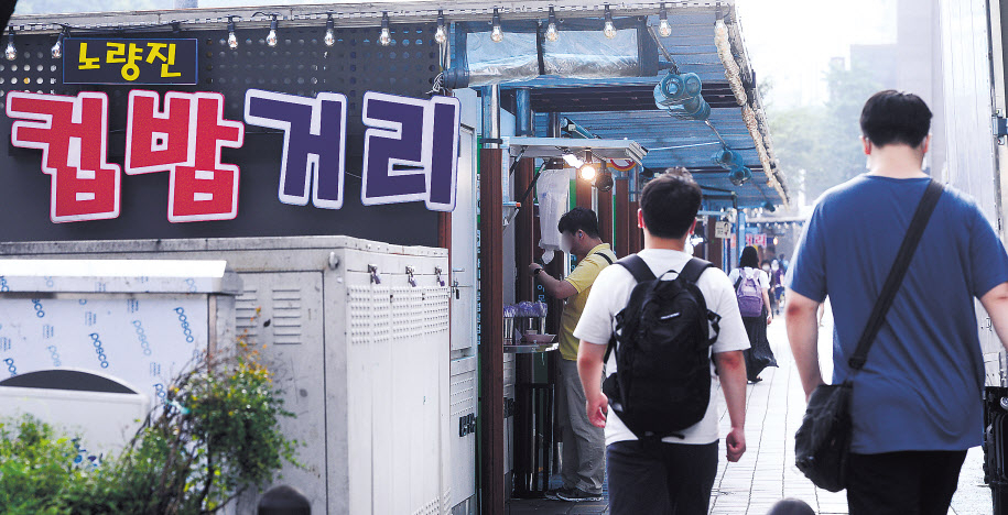 수도권의 사회적 거리두기가 2.5단계에서 2단계로 하향조정된 가운데 15일 오전 서울 노량진의 한 학원으로 수강생들이 들어가고 있다. [박해묵 기자]