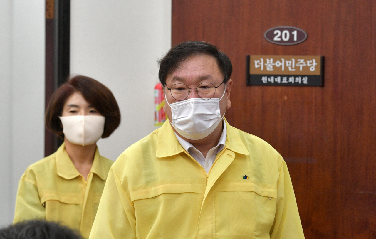 김태년 더불어민주당 원내대표와 한정애 정책위의장이 15일 국회에서 열린 원내대책회의에 참석하고 있다. [연합]