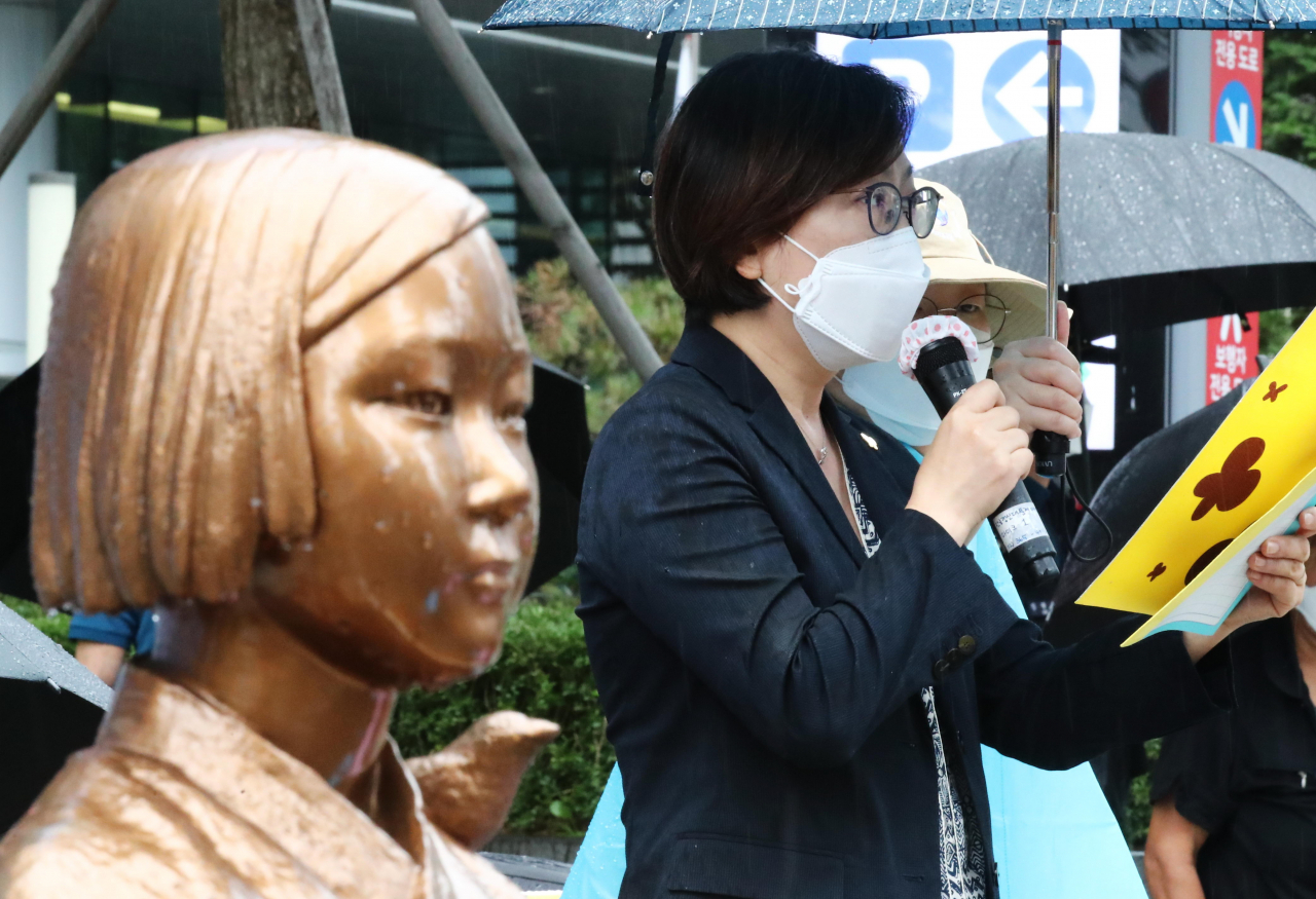 지난 2일 오후 서울 종로구 옛 일본대사관 앞에서 열린 ‘일본군성노예제 문제해결을 위한 제1455차 정기수요시위’에서 이나영 정의기억연대 이사장이 발언하고 있다. [연합]