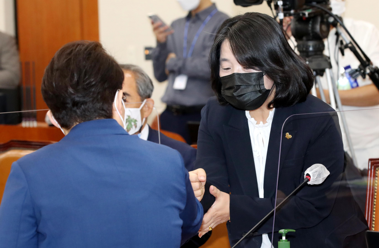 윤미향 더불어민주당 의원이 15일 오전 서울 여의도 국회에서 열린 환경노동위원회 전체회의에 참석, 임이자 국민의힘 의원과 인사하고 있다. [연합]
