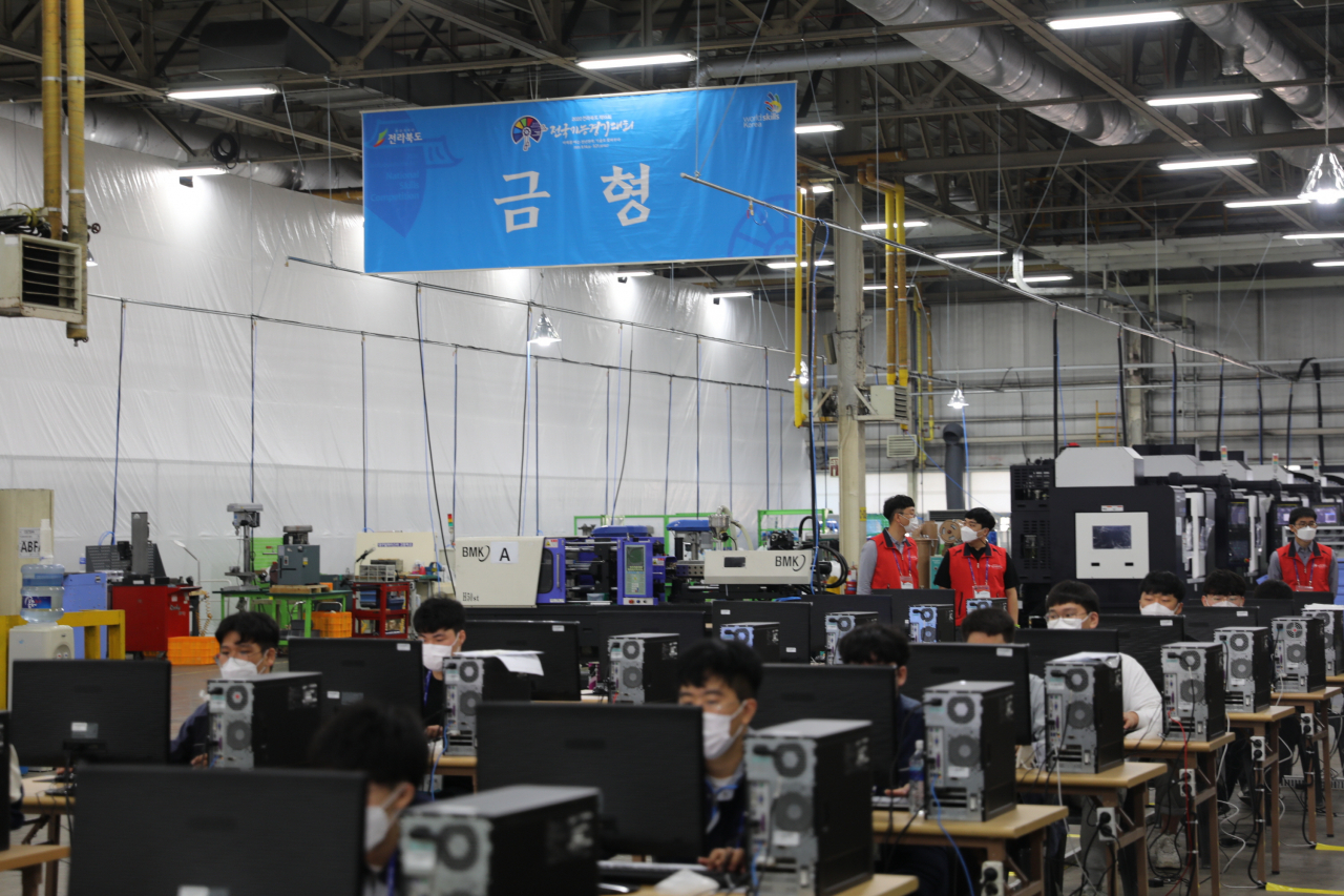'제55회 전국기능경기대회' 금형 직종 경기에 참가한 선수들이 경기 과제를 수행하고 있다. [삼성전자 제공]
