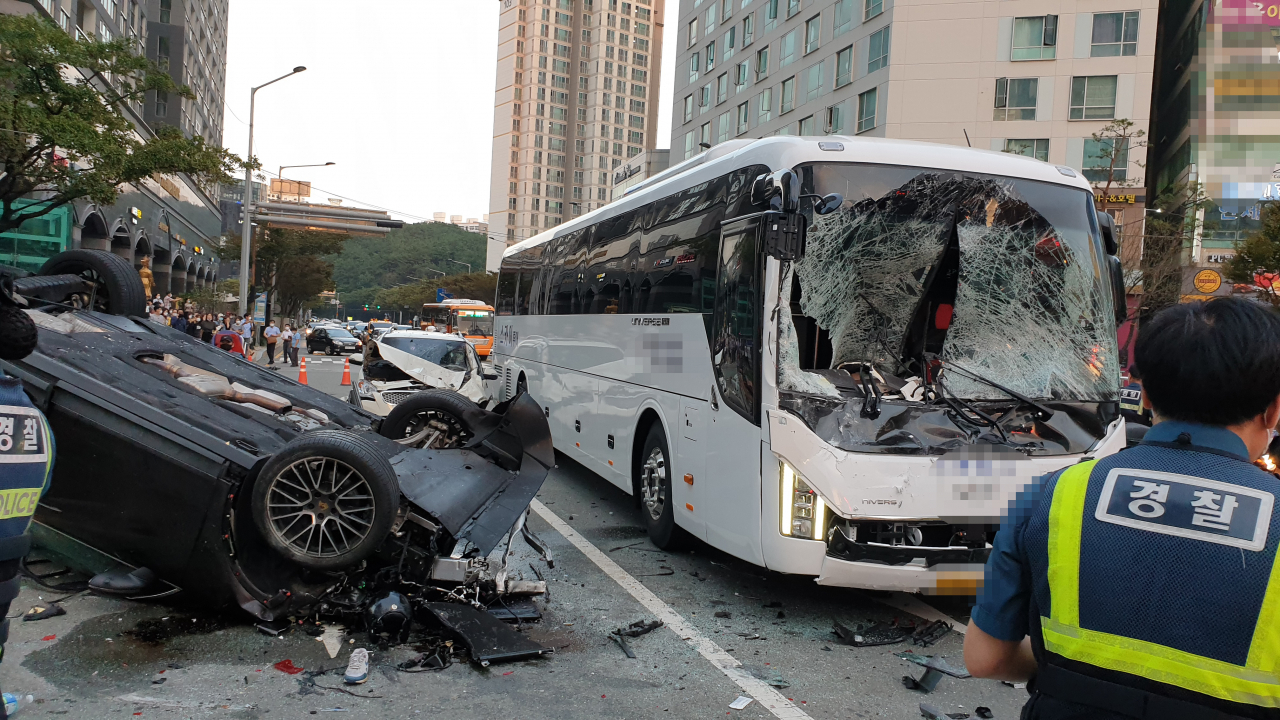 14일 오후 5시 43분께 부산 해운대구 중동역 인근 교차로에서 7중 충돌 사고가 나 운전자 등 7명이 다쳤다. [소방본부제공 제공]