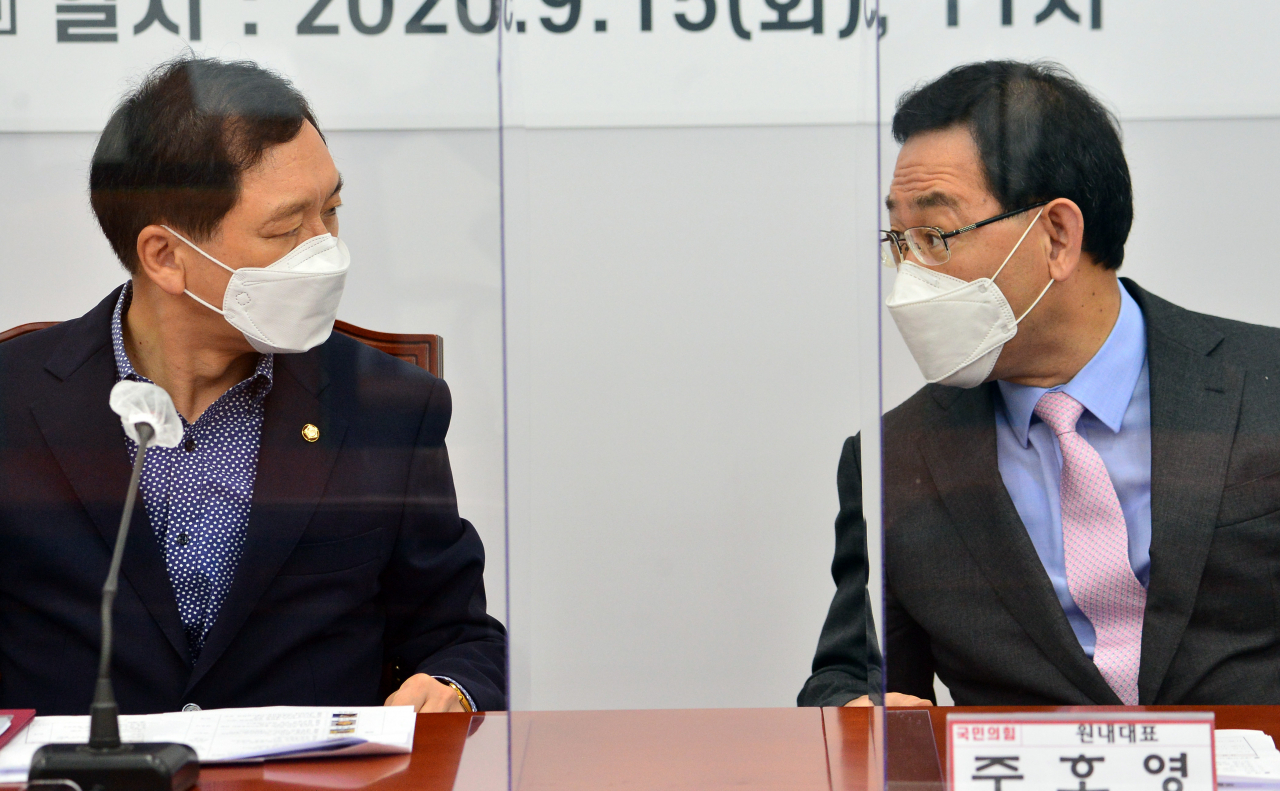 주호영 국민의힘 원내대표와 김기현 포털공정대책 특별위원장이 15일 서울 여의도 국회에서 열린 포털공정대책 특별위원회 임명장 수여식 및 제1차 회의에서 대화하고 있다. [연합]