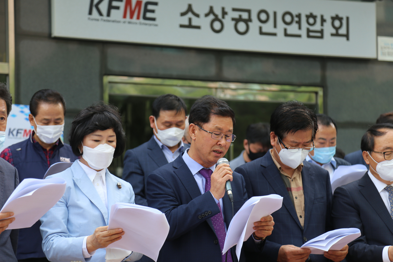 김임용 소상공인연합회 회장 직무대행(왼쪽 두번째)이 15일 임시총회가 끝나고 기자회견을 진행하고 있다.