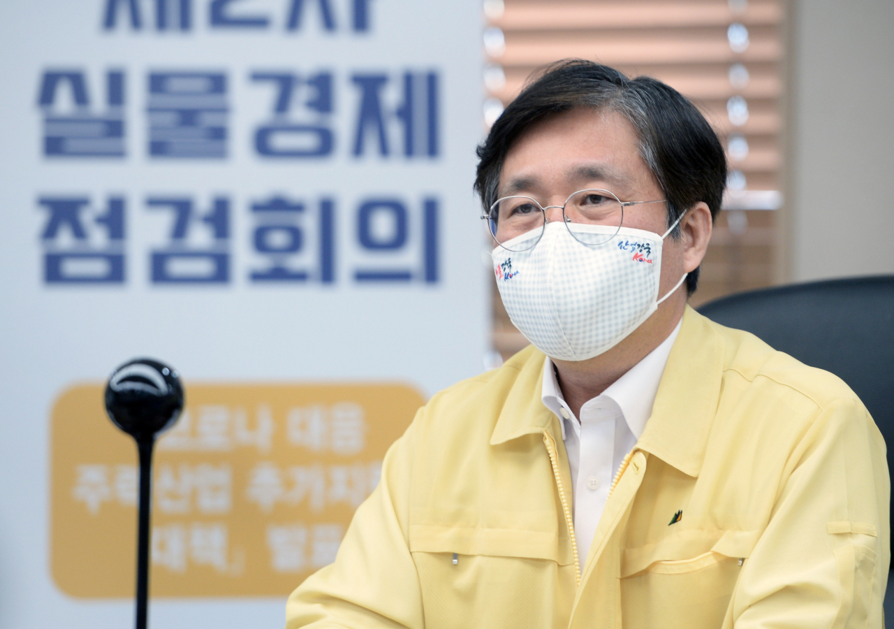 성윤모 산업통상자원부 장관이 15일 전북 군산산업단지에서 열린 제2차 실물경제 점검회의에서 모두발언을 하고 있다. [산업통상자원부 제공］