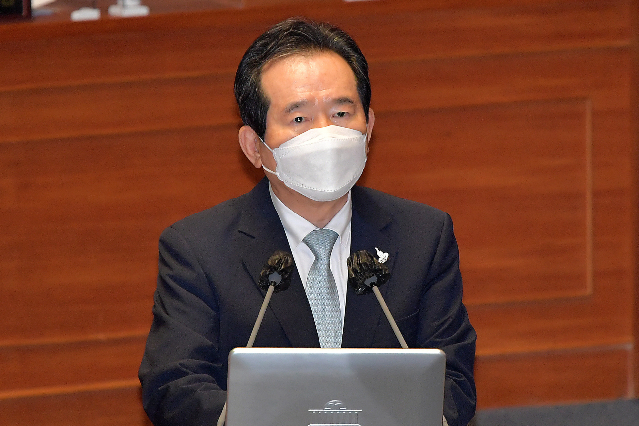 정세균 국무총리가 15일 오후 서울 여의도 국회에서 열린 본회의에서 박진 국민의힘 의원의 질의에 답하고 있다. 연합뉴스