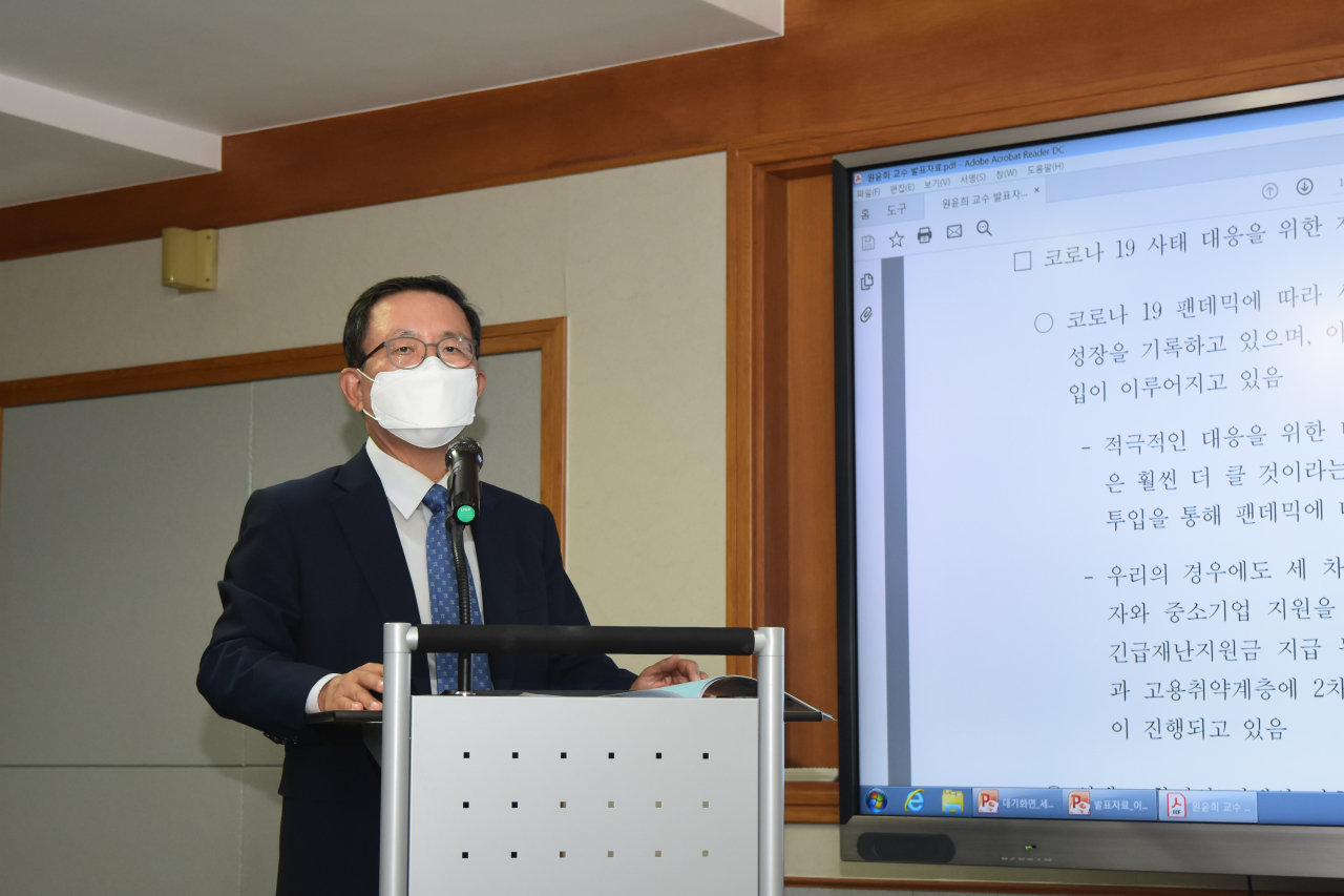 원윤희 서울시립대 교수가 세제개편 토론회에서 주제발표를 하고 있다. [경총 제공]