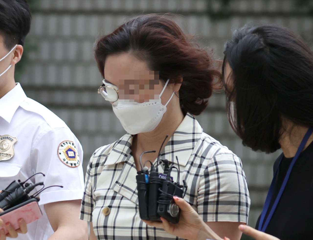 자녀 입시비리·사모펀드' 관련 혐의를 받는 정경심 동양대 교수가 지난 3일 오전 서초구 서울중앙지방법원에서 열린 공판에 출석하기 위해 법정으로 향하고 있다. [연합]