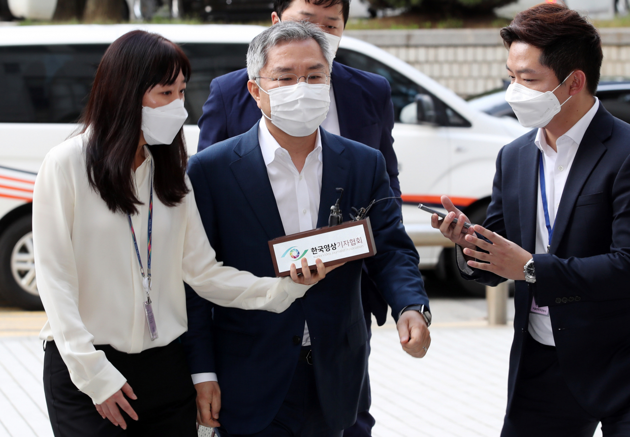 법무법인 청맥 변호사로 일하던 당시 조국 전 법무부 장관과 정경심 동양대 교수 부부의 아들 조씨가 청맥에서 인턴 활동을 했다는 내용의 확인서를 발급해준 혐의로 기소된 열린민주당 최강욱 대표가 15일 서울 서초구 서울중앙지법에서 열린 속행 공판에 출석하며 법정으로 향하고 있다. [연합]