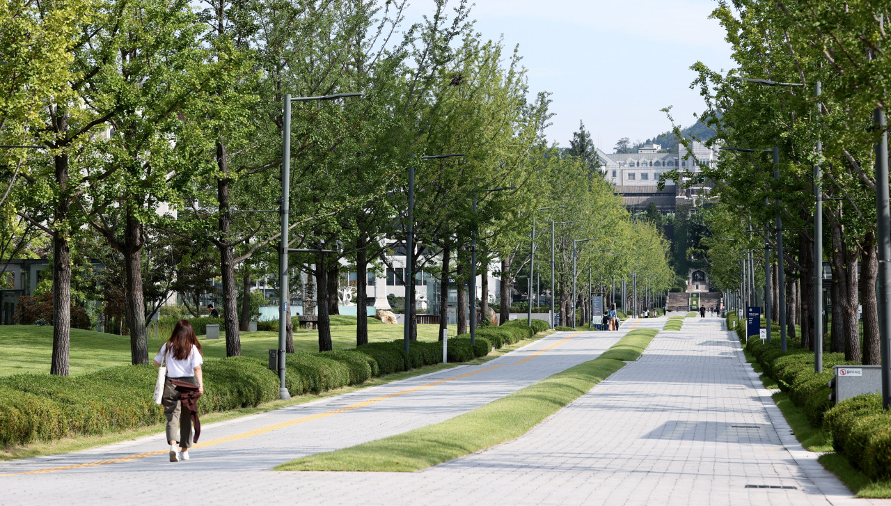 Yonsei University’s Sinchon campus in Seoul is almost empty on Friday, amid prolonged strict social distancing measures in Seoul and the surrounding area. (Yonhap)