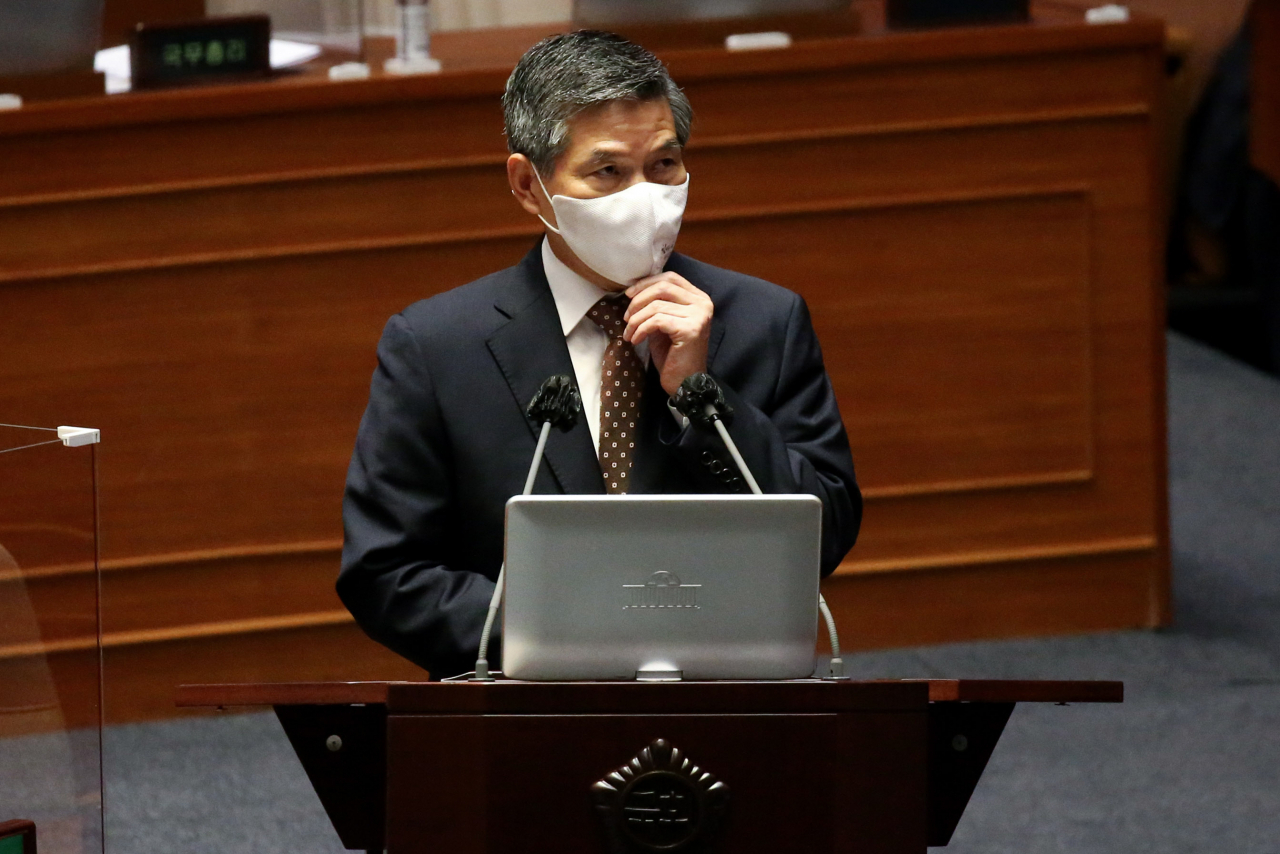 정경두 국방부 장관이 15일 국회 본회의장에서 열린 외교·통일·안보 분야 대정부 질문에서국민의힘 하태경 의원의 질의를 듣고 있다. [연합]