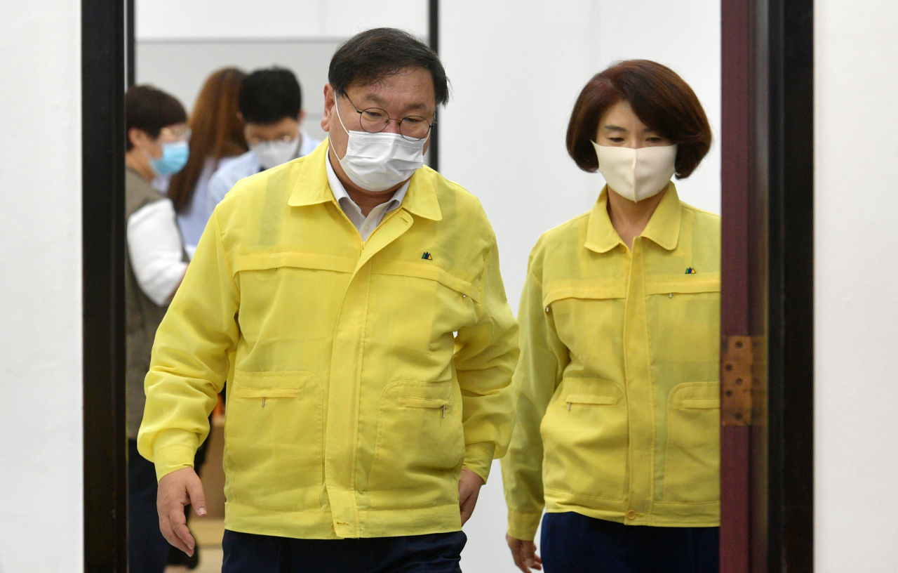 김태년 더불어민주당 원내대표와 한정애 정책위의장이 15일 국회에서 열린 원내대책회의에 참석하고 있다. [연합]