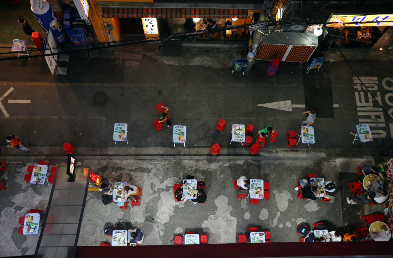 A restaurant in a central Seoul district offers outdoor seating Monday to maintain social distancing. (Yonhap)