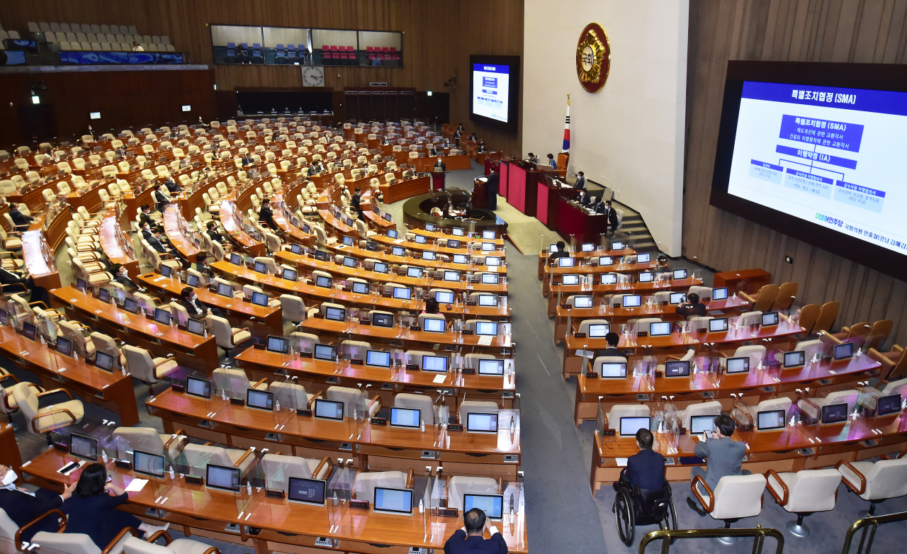 정경두 국방부 장관이 15일 국회 본회의장에서 열린 외교·통일·안보 분야 대정부질문에 출석, 의원 질의에 답하고 있다.[연합]