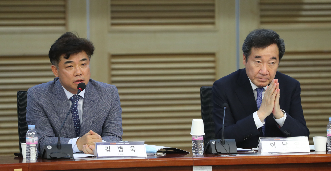 더불어민주당 김병욱 의원(왼쪽)이 27일 오전 서울 여의도 국회 의원회관에서 열린 디지털금융 종합혁신방안과 발전방향 세미나에서 개회사를 하고 있다. 연합뉴스
