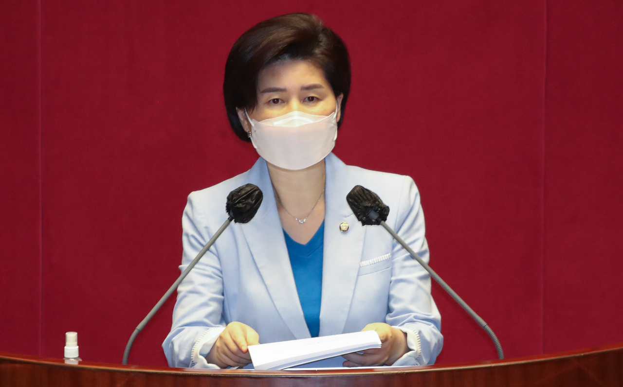 백헤련 더불어민주당 의원이 7일 오전 서울 여의도 국회에서 열린 본회의에서 이흥구 대법관 임명동의안 심사경과보고를 하고 있다. [연합]
