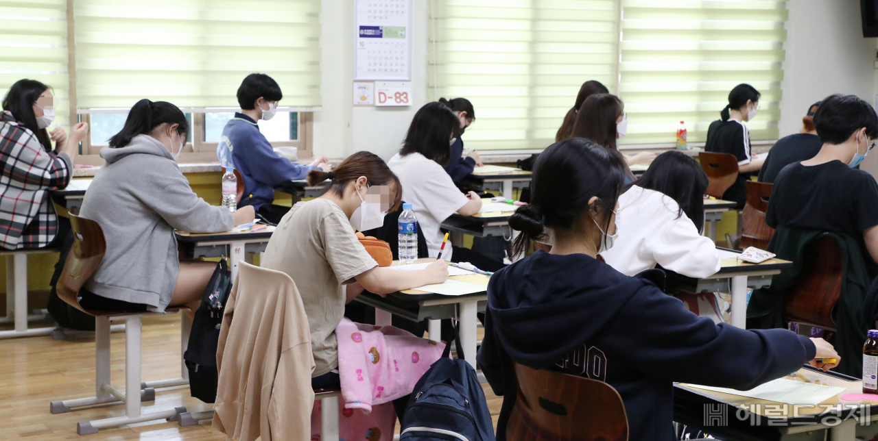지난 16일 오전 서울 영등포구 여의도여자고등학교에서 2021학년도 대학수학능력시험을 앞둔 고3 학생들이 9월 모의평가를 준비하고 있다. [헤럴드경제=이상섭 기자]