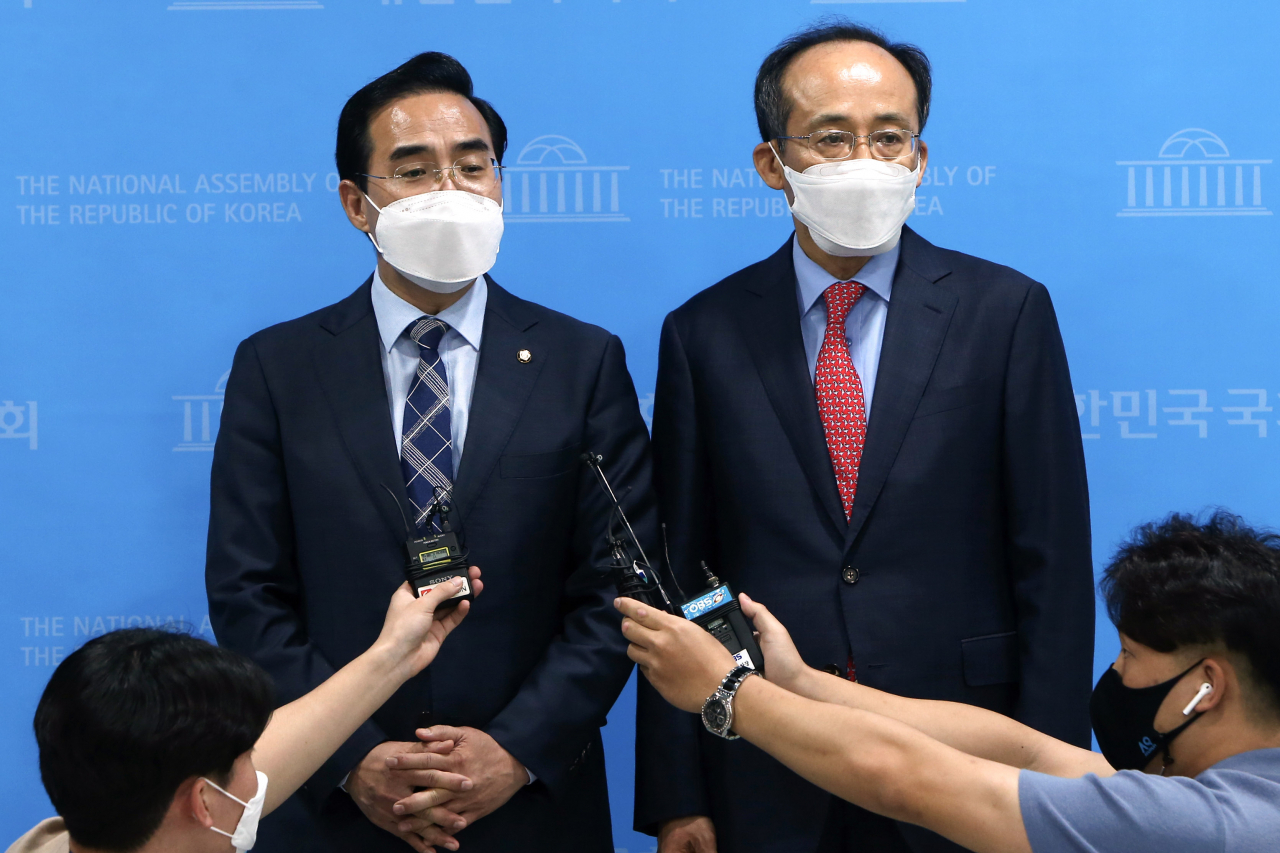 국회 예산결산특별위원회 추경호 국민의힘 간사(오른쪽)와 박홍근 더불어민주당 간사가 15일 국회 소통관에서 제4차 추경 심사 일정을 여야가 합의했다고 발표하고 있다. [연합]