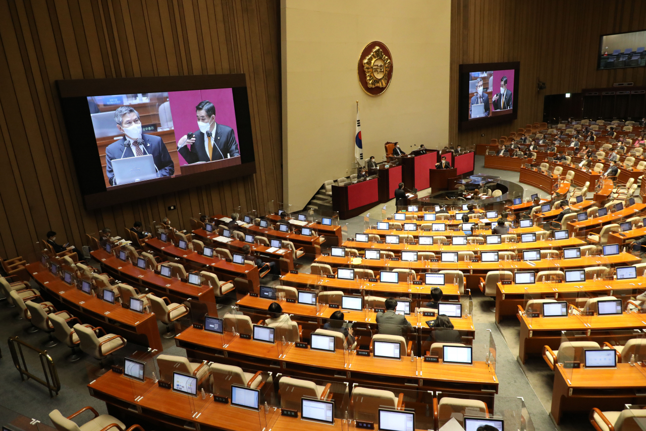 정경두 장관이 15일 국회에서 열린 외교·통일·안보 분야 대정부 질문에서 의원 질의에 답하고 있다.[연합]