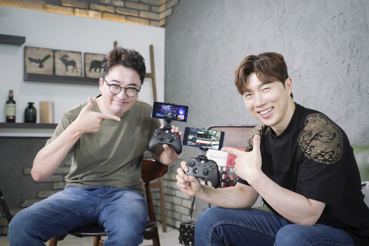 스타크래프트 게임 레전드 임요환(오른쪽)과 유명 게임 유튜버 G식백과가 SKT 5GX 클라우드 게임을 소개하고 있다. [SK텔레콤 제공]