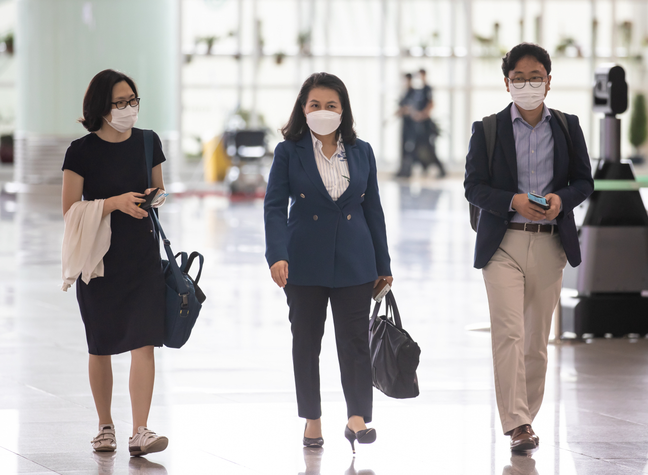 유명희 산업통상자원부 통상교섭본부장이 지난 15일 오전 영종도 인천국제공항 2터미널을 통해 미국 워싱턴 D.C로 출국하고 있다. 유 본부장은 18일까지 머물면서 차기 세계무역기구(WTO) 사무총장 선출과 관련해 미정부와 업계 및 전문가 등과 협의할 예정이다. [연합]