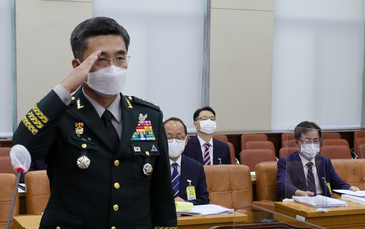 서욱 국방부 장관 후보자가 16일 국회에서 열린 인사청문회에 출석, 거수경례를 하고 있다.[연합]