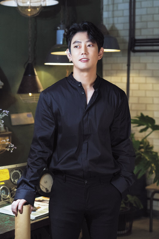 한 시절을 풍미한 히트곡 ‘사랑은 향기를 남기고’로 화려하게 데뷔한 테이는 가수로, 뮤지컬 배우로, ‘햄버거 가게 사장’ 으로 자신의 역할을 바꿔가며 ‘흐르는 강물처럼’ 현재의 삶을 살고 있다. 그는 “물살을 거스르기 보단 흘러가는 대로 저어가고 싶다”며 자신의 삶을 돌아봤다. [과수원뮤지컬컴퍼니 제공]
