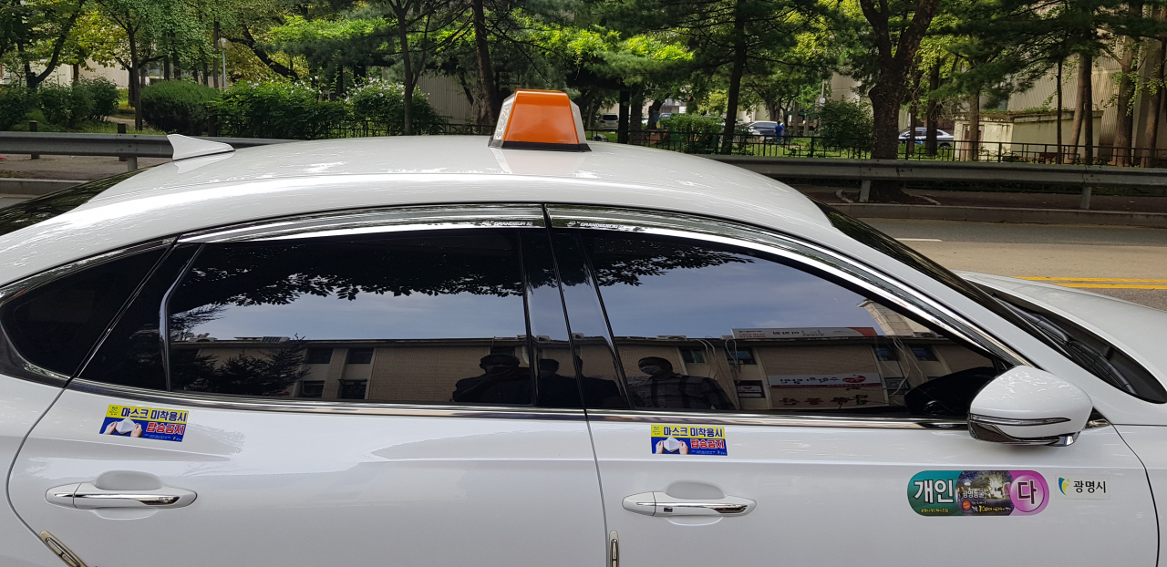 광명시는 코로나19 확산 방지를 위해 택시를 대상으로 마스크 미착용시 탑승 금지 스티커를 부착했다. [광명시 제공]