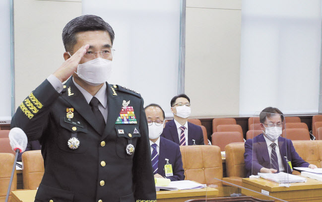 서욱 국방부 장관 후보자가 16일 국회에서 열린 인사청문회에 출석, 거수경례를 하고 있다. [연합]