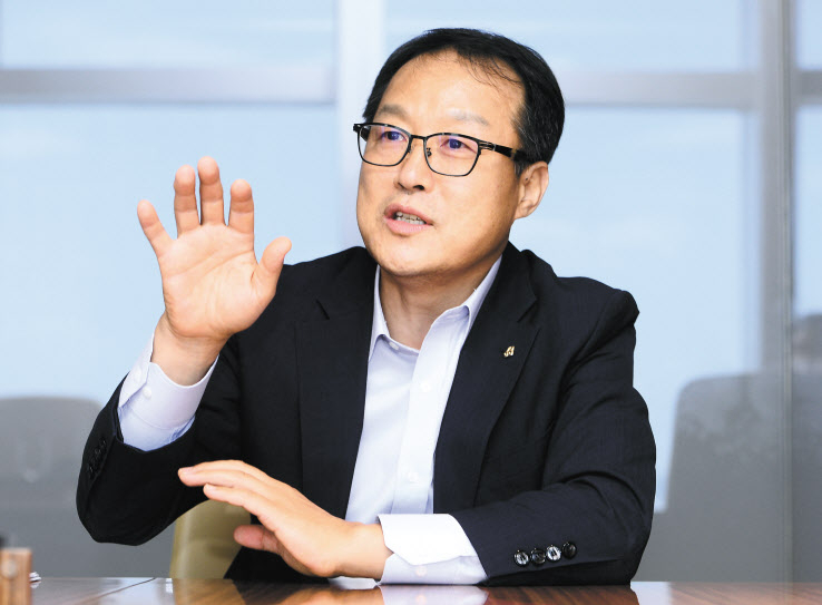 기우성 셀트리온 부회장은 한국의 바이오 산업이 한 단계 도약하기 위해 구성원들의 ‘도전과 열정’이 필요하다고 했다. 이 도전과 열정은 자신이 말하는 것이 아닌 남이 느끼고 인정하는 것이어야 한다고 강조했다. 박해묵 기자