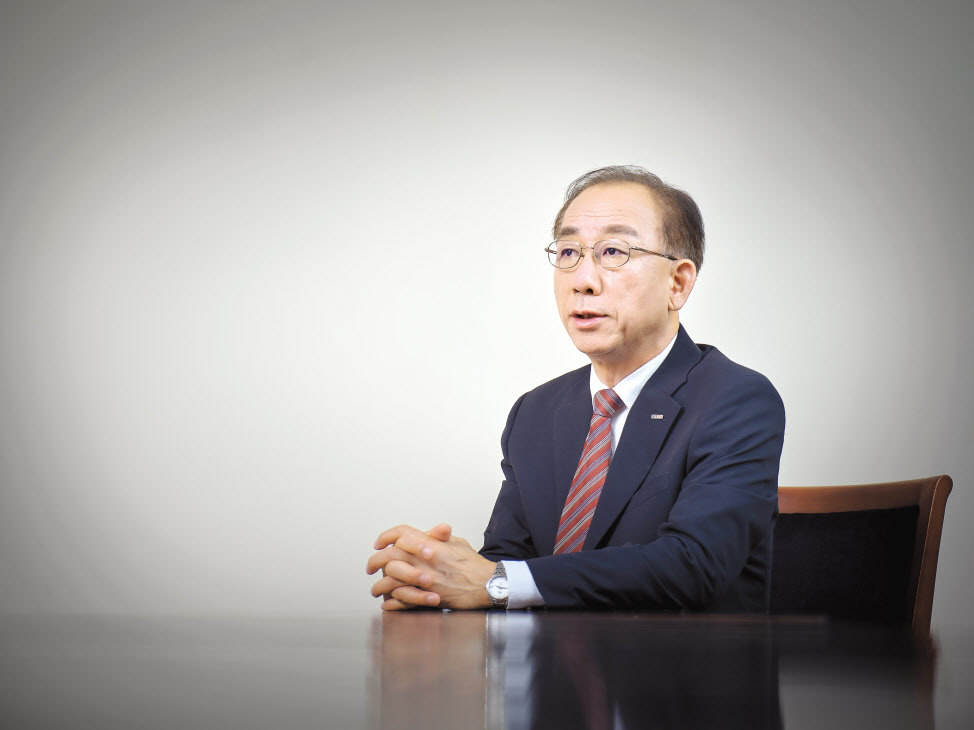 김명준 ETRI 원장은 4차산업혁명 대표기술인 인공지능, 빅데이터, 클라우드, 사물인터넷 등을 다양한 분야에 융합해 나갈 계획이라고 강조했다.[ETRI 제공]
