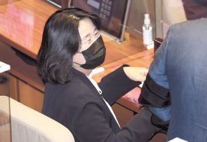 윤미향 더불어민주당 의원이 지난 15일 오후 국회 본회의에 참석, 동료의원과 대화하며 활짝 웃고 있다. [연합]