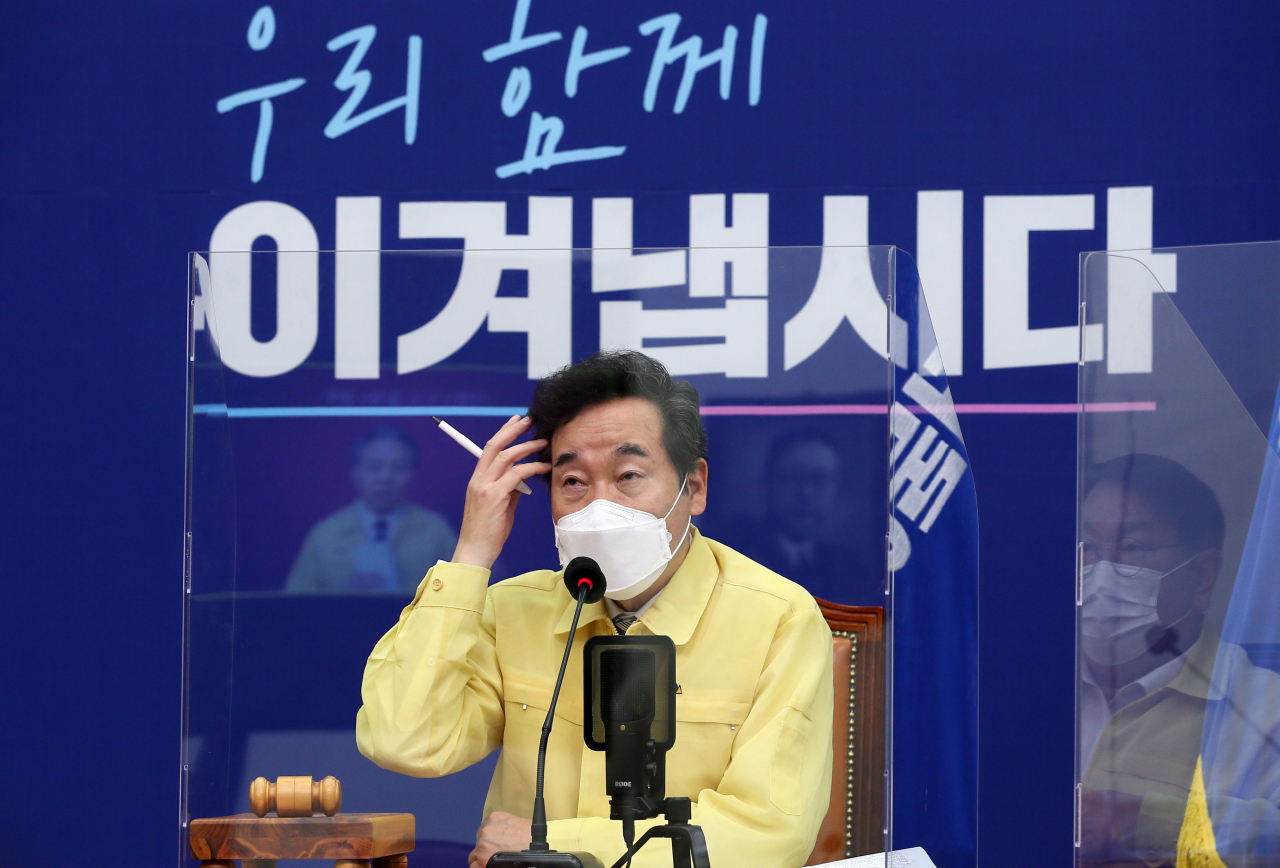 더불어민주당 이낙연 대표가16일 오전 서울 여의도 국회에서 열린 최고위원회의에서 전주시와 화상회의를 하고 있다. [연합]
