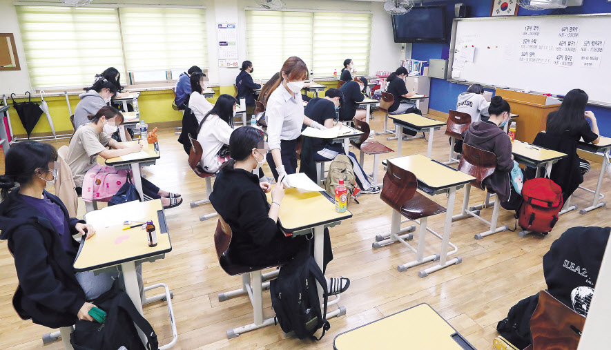 16일 오전 서울 영등포구 여의도 여자고등학교에서 고3 학생들이 9월 모의평가를 준비하고 있다. 이번 모의평가는 수능 출제기관인 한국교육과정평가원이 2021학년도 대학수학능력시험 이전에 실시하는 마지막 모의고사다. 이상섭 기자