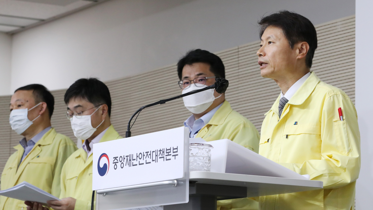 김강립 중앙재난안전대책본부 총괄대변인(보건복지부 1차관, 오른쪽)이 16일 오전 세종시 정부세종청사에서 열린 코로나19 대응 정례 브리핑을 마친 뒤 취재진의 질문에 답변하고 있다. [연합]
