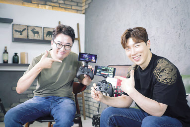 스타크래프트 프로게이머 임요환(오른쪽)과 유명 게임 유튜버 G식백과가 SK텔레콤 5GX 클라우드 게임을 소개하고 있다. [SK텔레콤 제공]