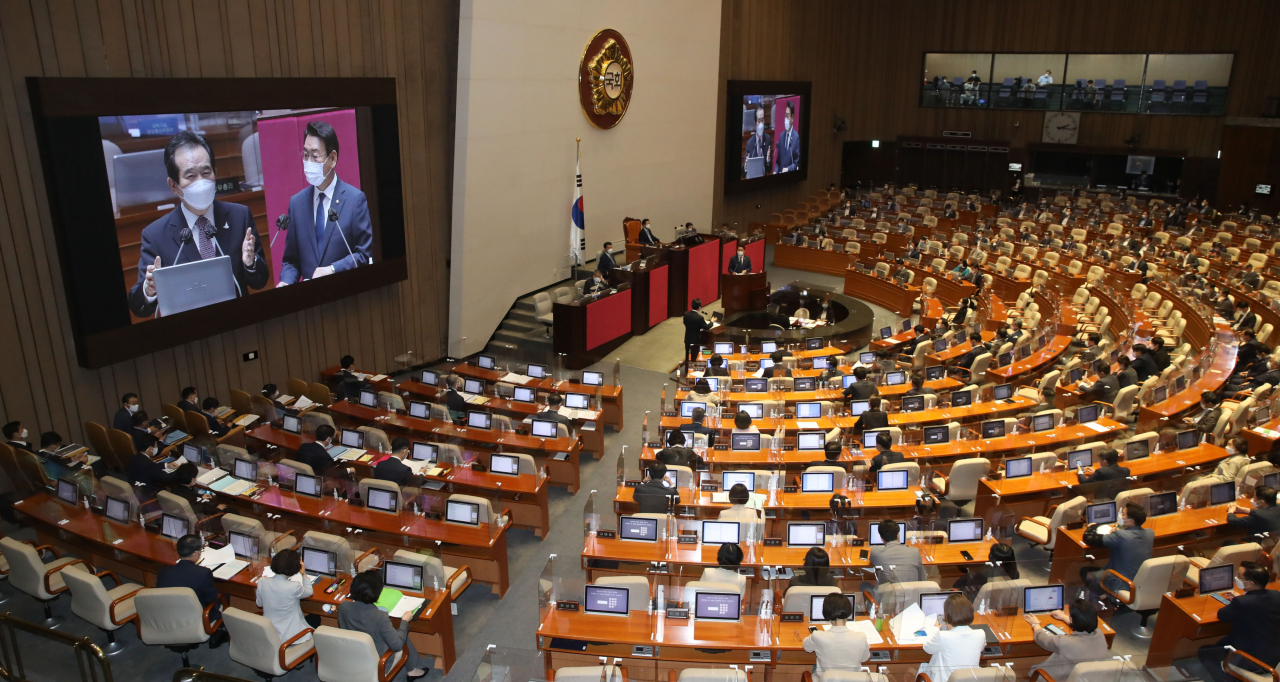 16일 국회 본회의에서 진행된 경제분야 대정부질문에서 김교흥 더불어민주당 의원이 정세균 국무총리에게 질의하고 있다. [연합]