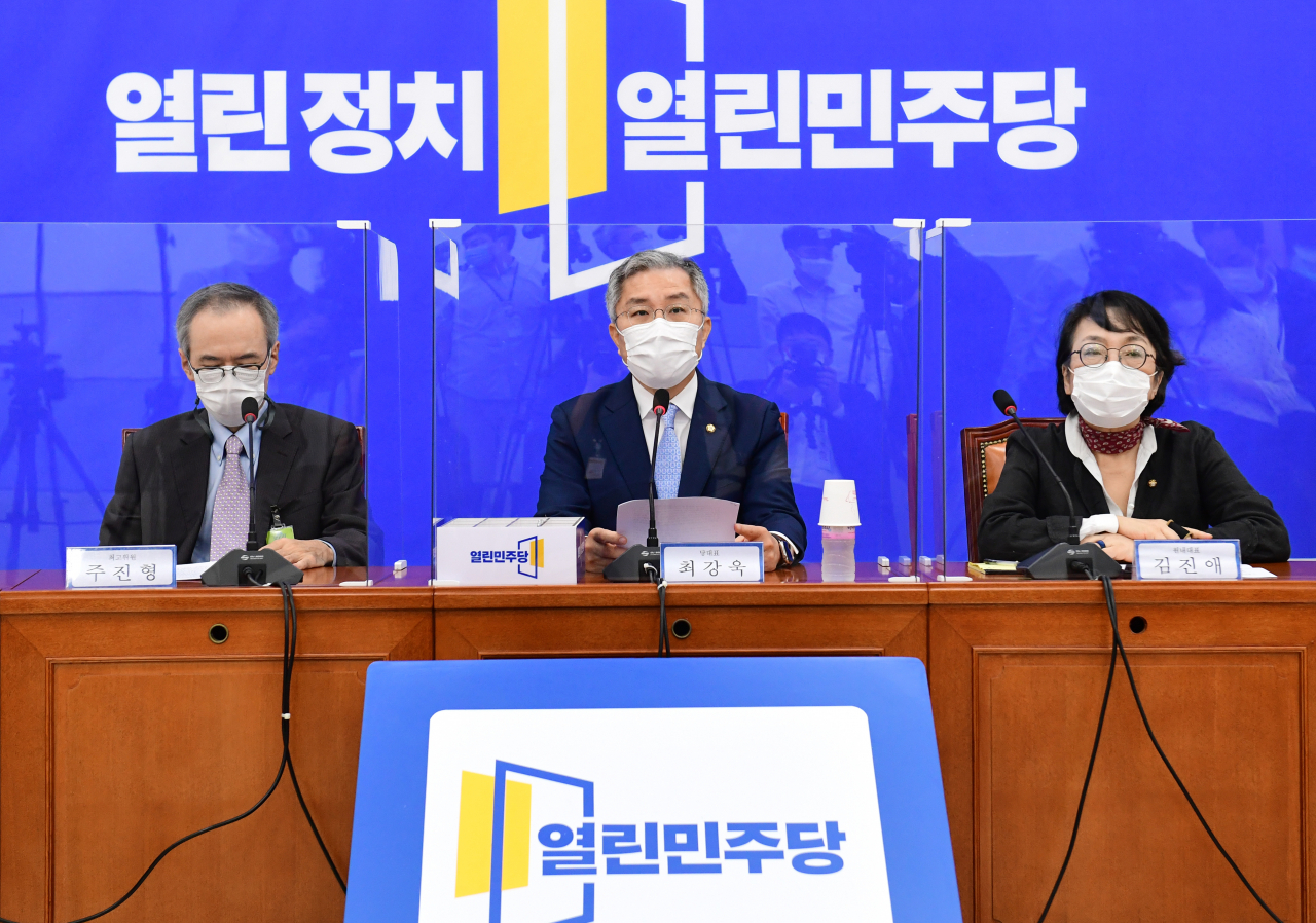 최강욱 열린민주당 대표(가운데), 김진애 원내대표(오른쪽), 주진형 최고위원이 16일 국회에서 제4차 추경안과 관련해 기자회견하고 있다. [연합]