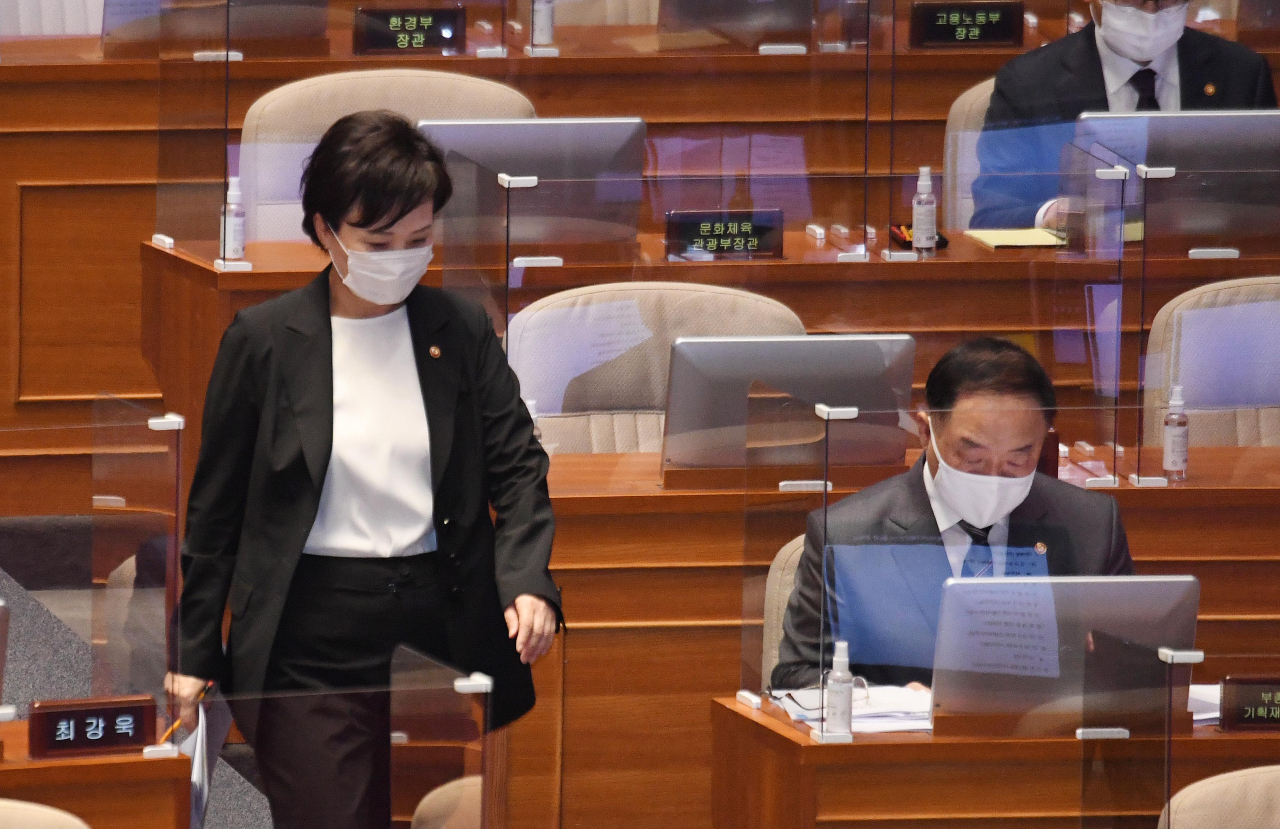 김현미 국토교통부 장관이 16일 오후 서울 여의도 국회 본회의에서 진행된 경제분야 대정부질문에서 발언대로 나오고 있다. [연합]