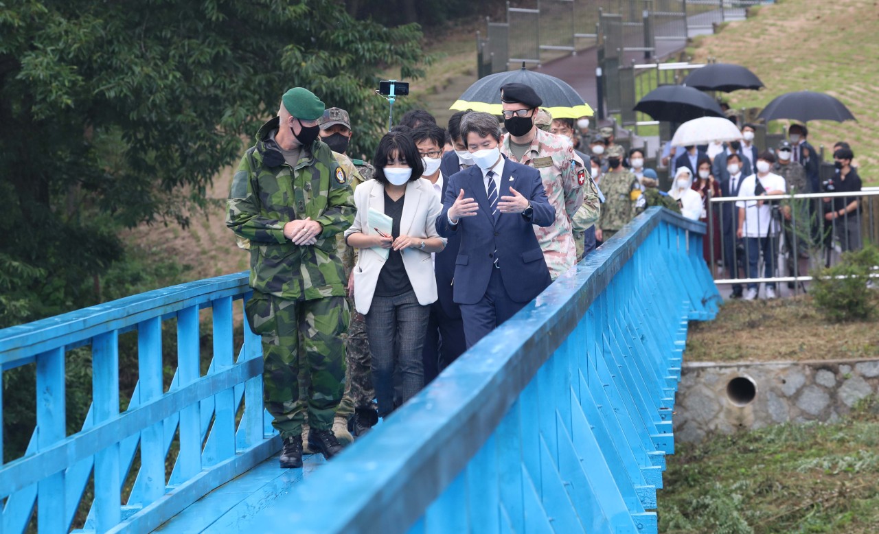 Unification Minister Lee In-young and officials walk along a blue bridge in the truce village of Panmunjom in the Demilitarized Zone on Wednesday. The footbridge is where South Korean President Moon Jae-in and North Korean leader Kim Jong-un took a stroll during their first summit on April 27, 2018. (Joint Press Corps-Yonhap)