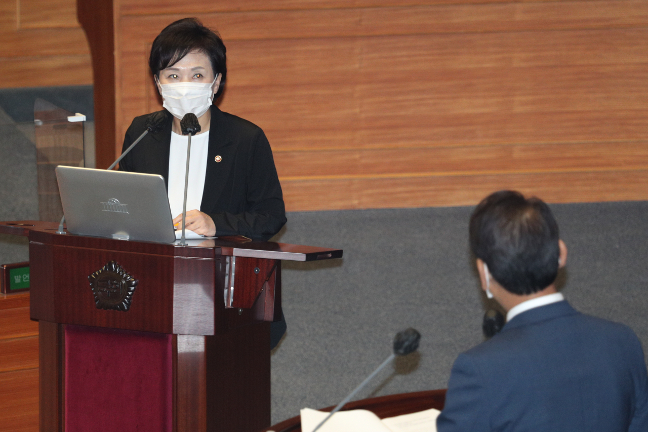 김현미 국토교통부 장관이 16일 국회 본회의에서 진행된 경제분야 대정부질문에서 답변하고 있다. [연합]