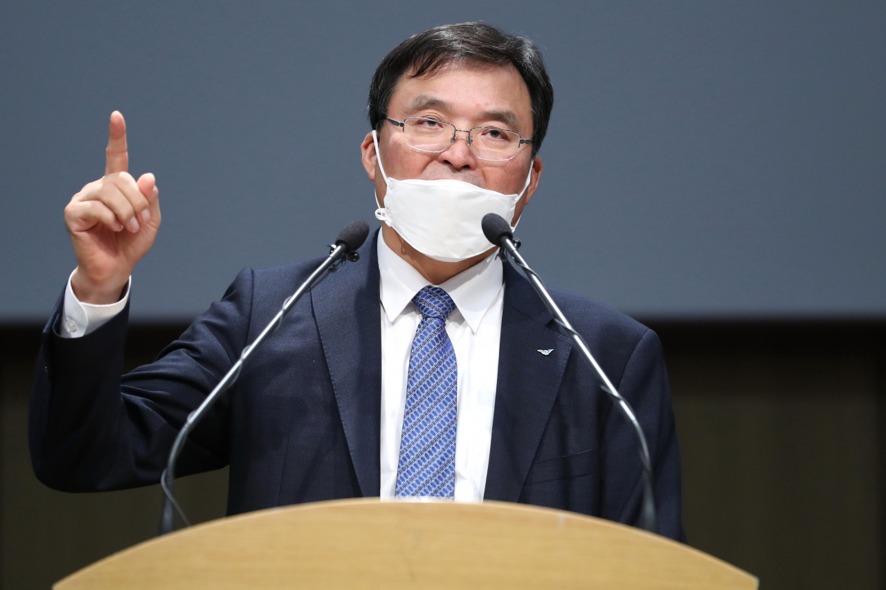 구본환 인천국제공항공사 사장이 16일 오후 인천 중구 인천국제공항공사에서 기자회견을 열고 국토교통부의 해임 건의에 대한 자신의 입장을 밝히고 있다. [연합]