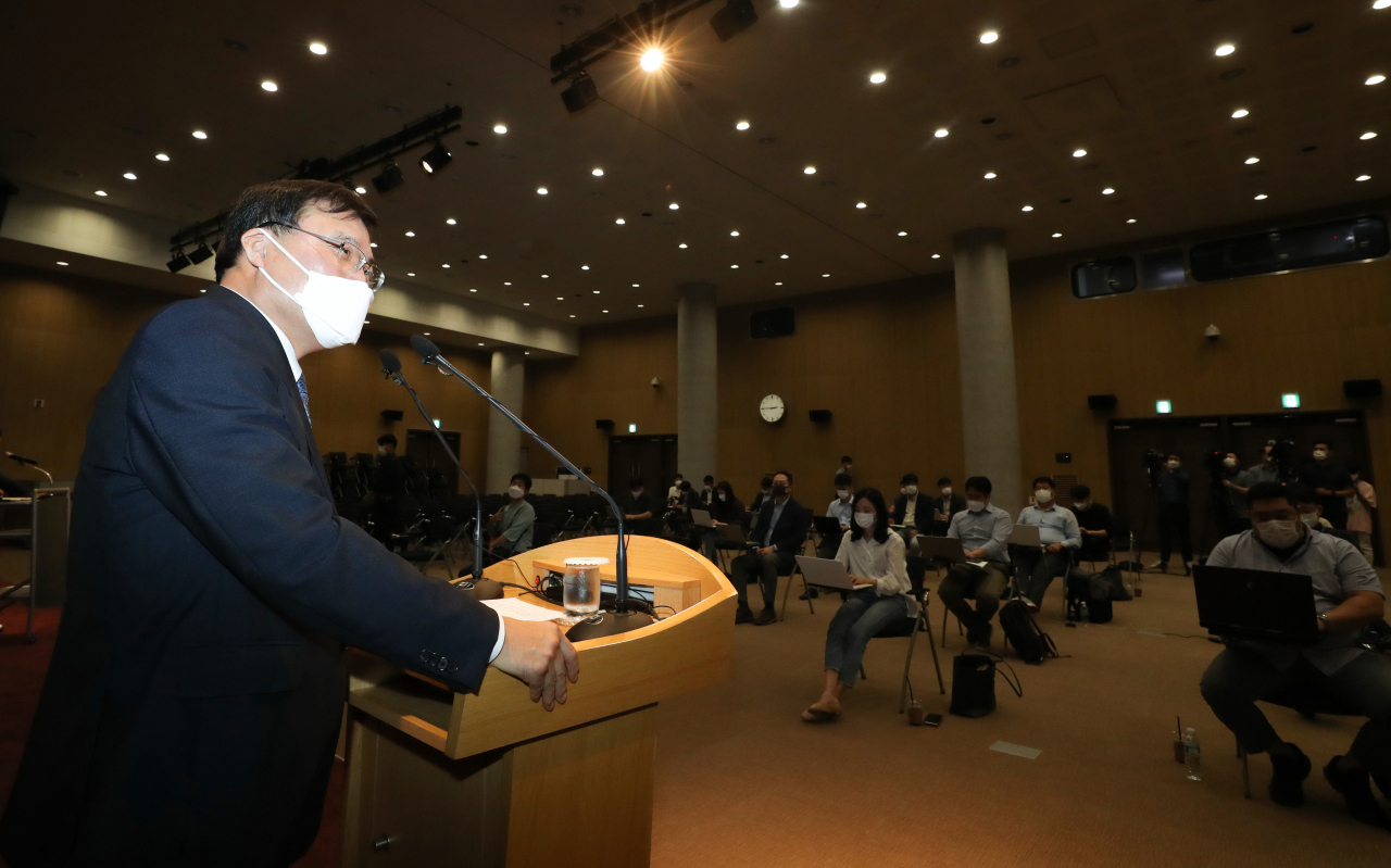 구본환 인천국제공항공사 사장이 16일 오후 인천 중구 인천국제공항공사에서 기자회견을 열고 국토교통부의 해임 건의에 대한 자신의 입장을 밝히고 있다. [연합]