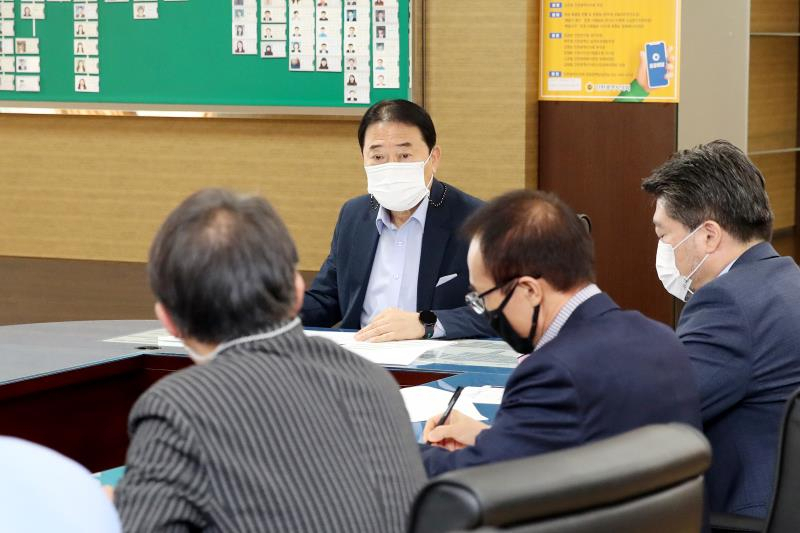 신은호 인천시의회 의장이 16일 인천경제청으로부터 업무보고를 받고 있다.