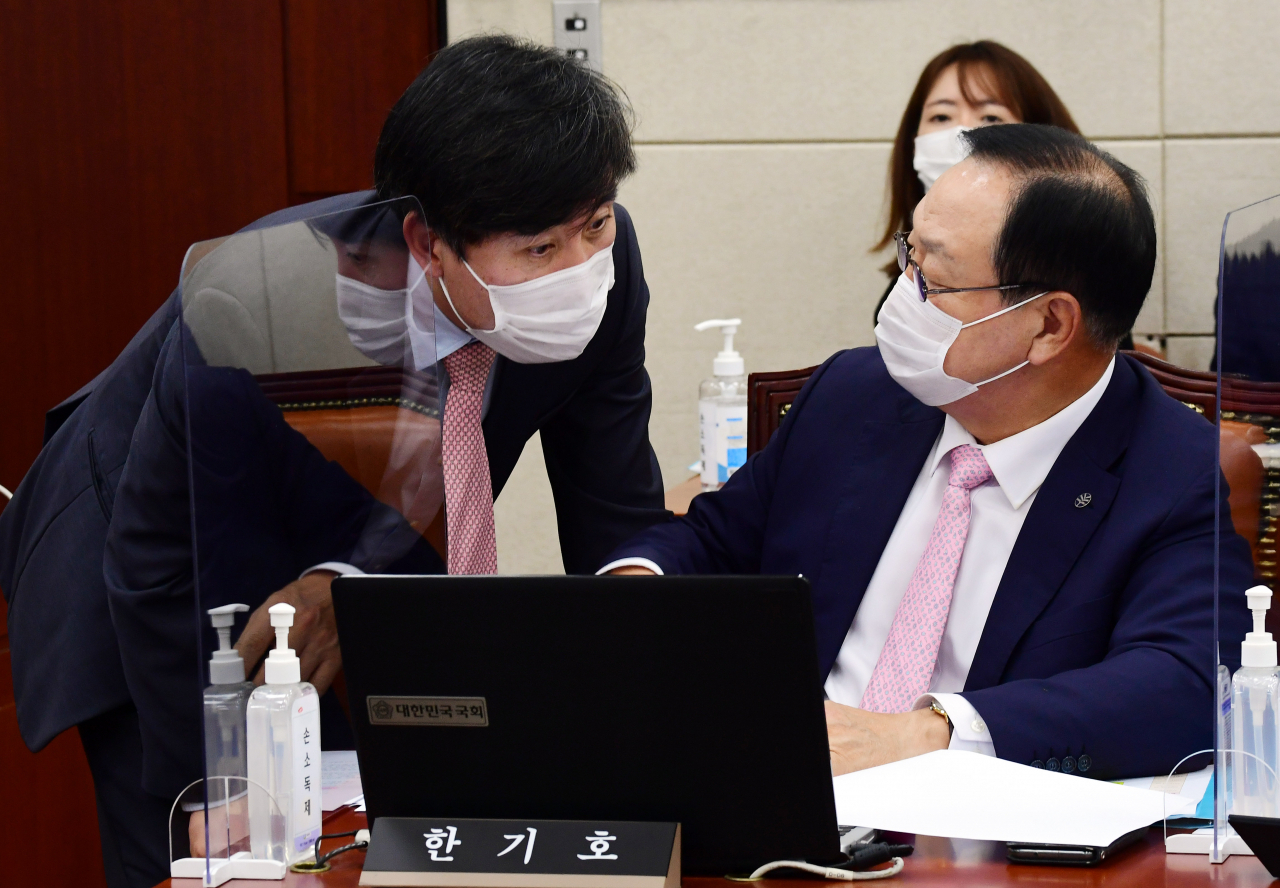 국방위 소속 한기호 의원과 하태경 의원이 대화하고 있다.[연합]