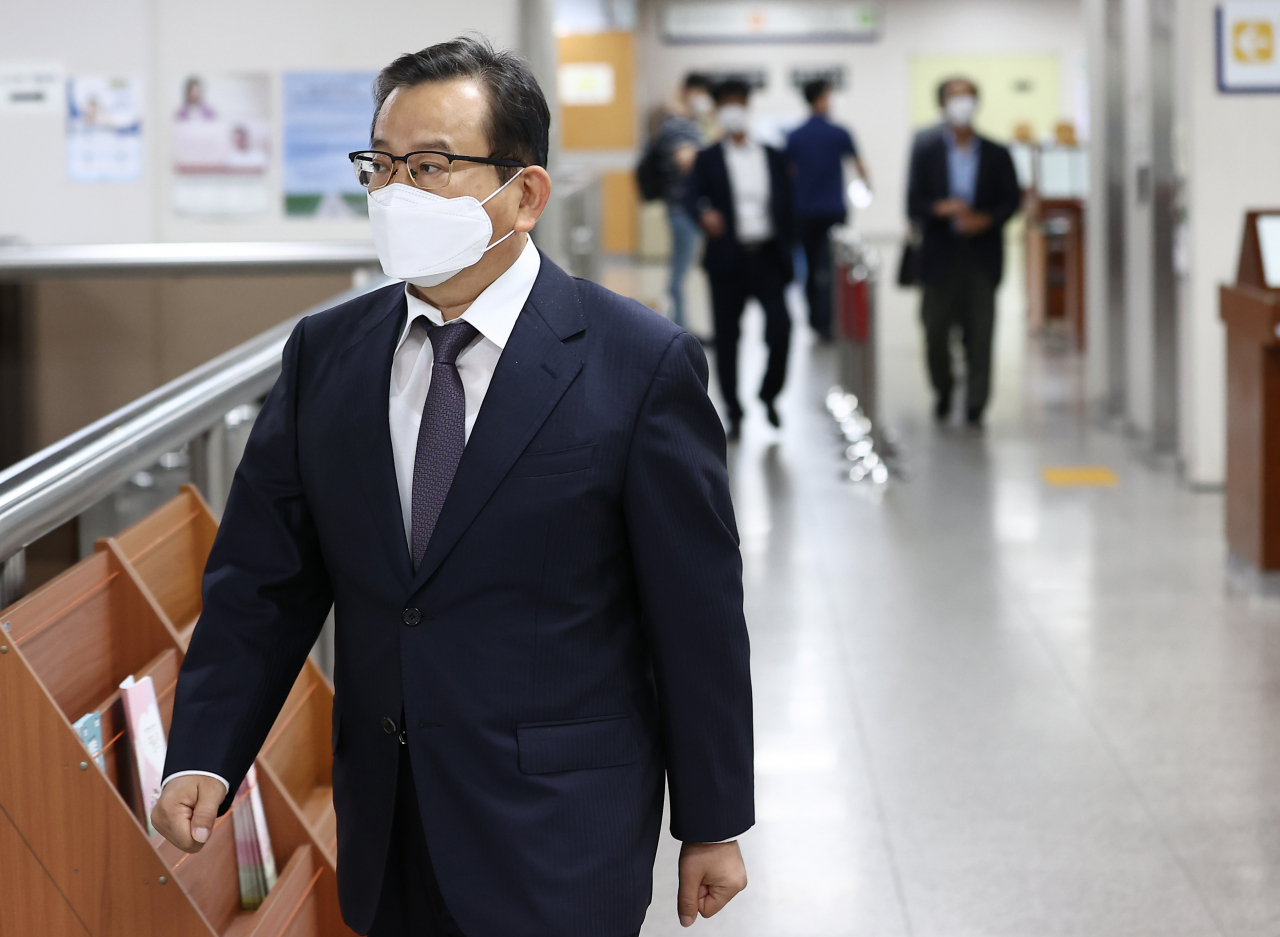 김학의 전 법무부 차관이 지난 9월 16일 오후 서초구 서울고법에서 열리는 2심 속행공판에 출석하기 위해 법정으로 향하고 있다. [연합]