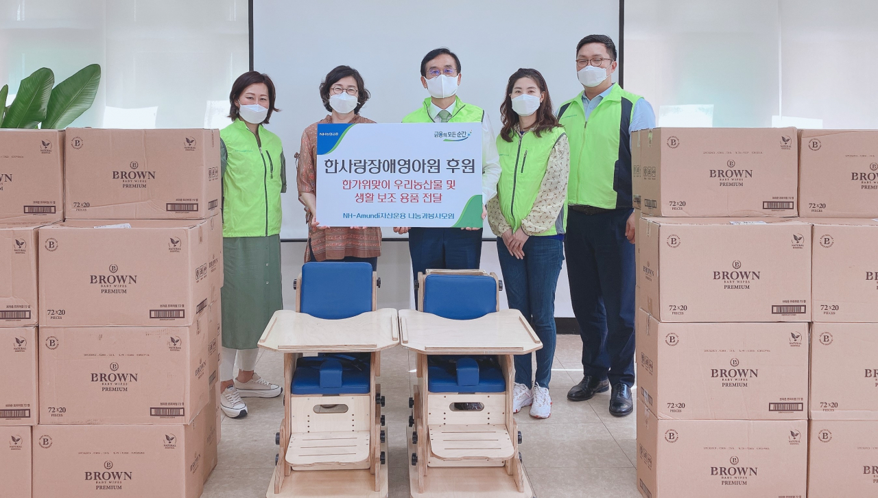 배영훈(사진 왼쪽 세 번째) NH-Amundi 자산운용 대표이사와 임직원이 15일 경기도 광주시 초월읍 소재 한사랑장애영아원을 찾아 담당자에게 후원물품을 전달하고 있다. [NH-Amundi 자산운용 제공]