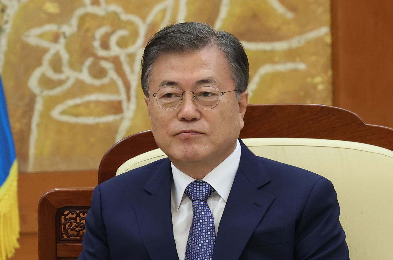 문재인 대통령이 16일 오후 청와대에서 세계지식포럼 참석차 방한한 테리사 메이 전 영국 총리를 접견하고 있다. 연합뉴스